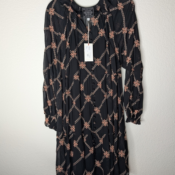 Elegant Black and Pink Patterned Dress - Picture 5 of 12